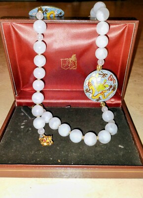 Vintage seltene weiße Jade 24'' Halskette mit goldenem Drachenverschluss und Emaille Drachen Detail