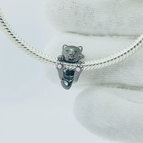 Charm chat tenant pour bracelet, breloque chat noir, breloque animal - Vidéo 1 sur 1