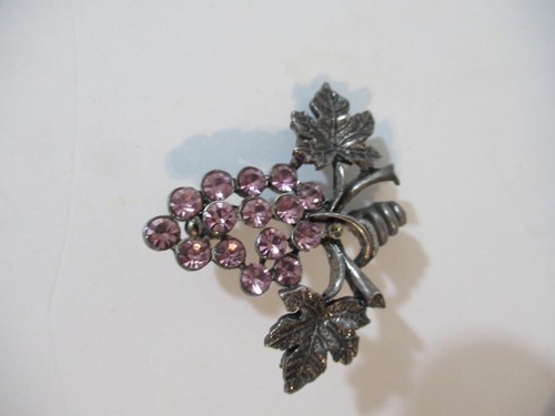 Broche prendedor vintage con racimo de uva tono plata púrpura rosa pedrería LIA Lianna - Imagen 2 de 5