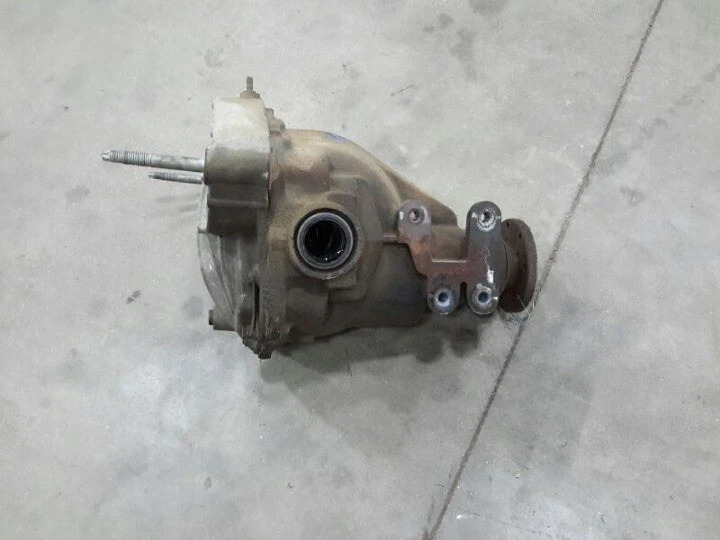 2003-2005 Lincoln Navigator Rear Differential Carrier 3.73 Ratio in Warranty OEM - Image 2 of 4