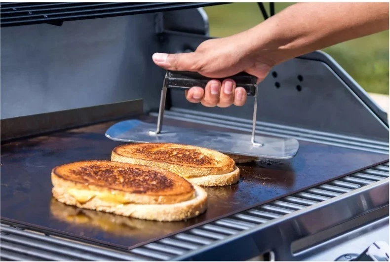 Plancha de piedra resistente al calor de acero al carbono Char-Broil plateada Foto 3 de 4