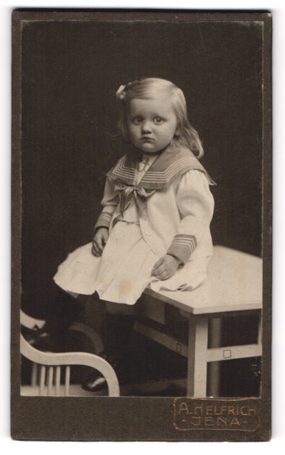Fotografía A. Helfrich, Jena, niña en vestido de marinero