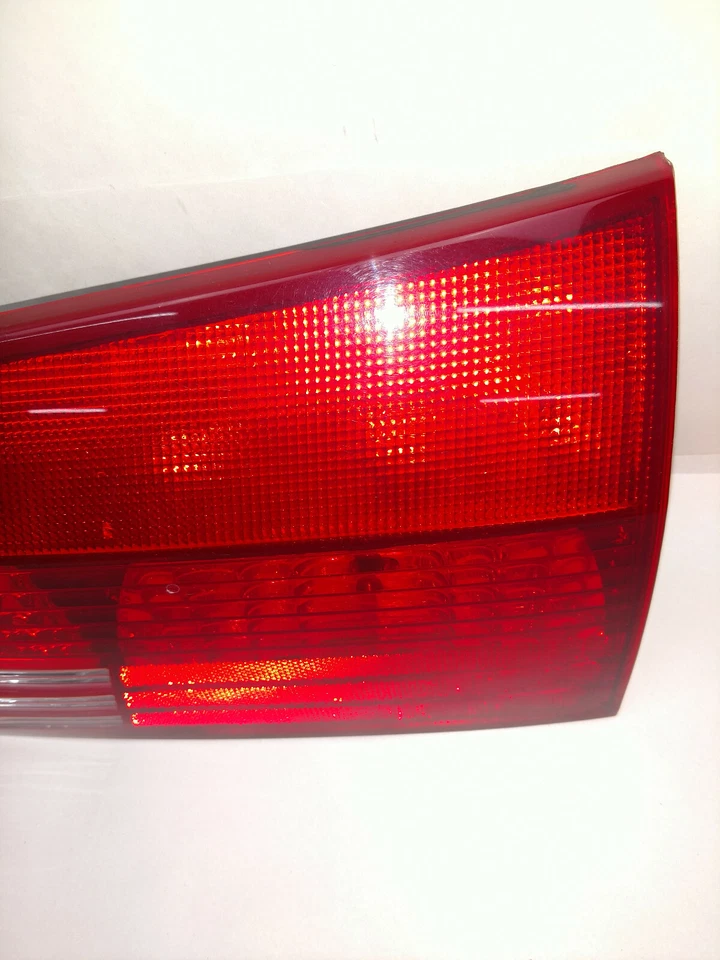 Toyota Sienna 2004-2005 luz trasera pasajero lado derecho puerta trasera interior  Foto 2 de 4