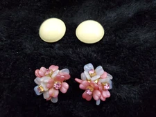 Vtg 2 Pairs Romantic Clip Earrings I3