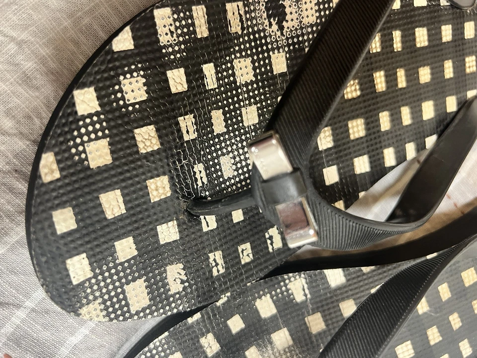 Chanclas con logotipo COACH talla 9-9,5 negras/blancas a cuadros con lazos plateados Foto 2 de 4
