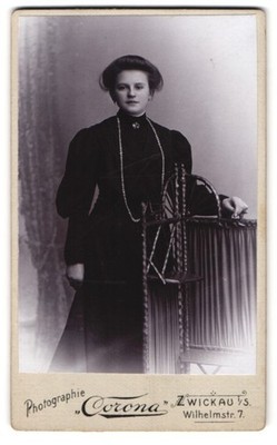Fotografie Corona, Zwickau i /S., Wilhelmstrasse 7, Portrait junge Dame im schw 