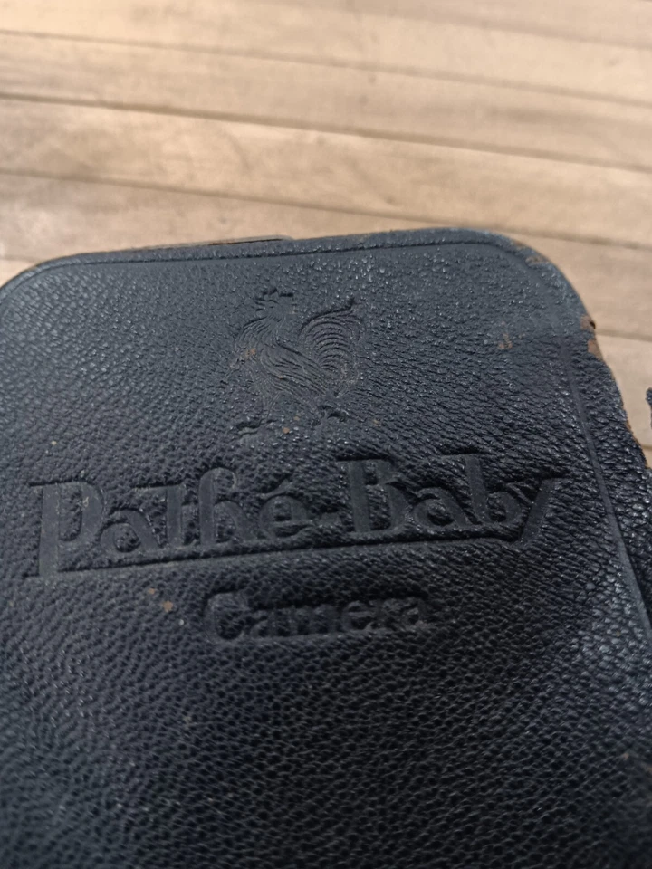 Cámara fotográfica vintage Pathé Baby de 9,5 mm - reliquia del cine francés de principios de 1900 Foto 2 de 4