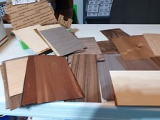 Pequeña caja de arte de chapa de madera llena de varios hojas tamaño, imperfectas IC60