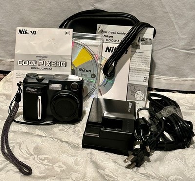 Nikon Coolpix 880 Digital Camera Bundled with 2 CF CARDS EH-21 Charger Tested