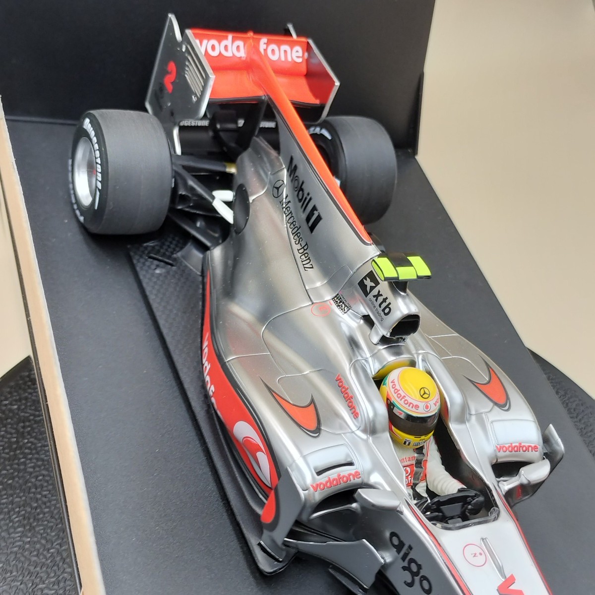 MINICHAMPS 1/18 Vodafone McLaren MP4-25 Lewis Hamilton #2 2010