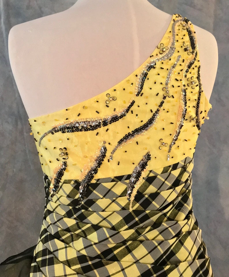 VESTIDO FORMAL CORTO DE ORGANZA CON VOLANTES LENTEJUELAS A CUADROS AMARILLO RUBOR NEGRO GRADUACIÓN 6 Foto 4 de 4