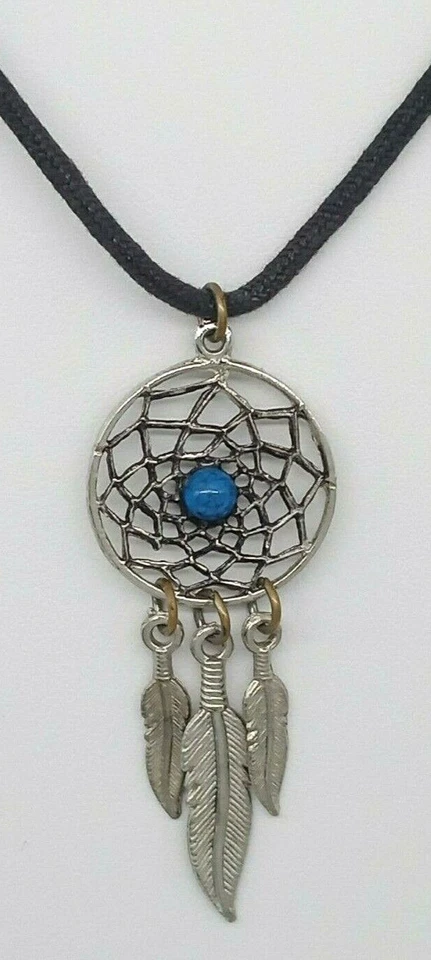 Colar pingente apanhador de sonhos falso penas turquesa tom prata cordão preto - Imagem 2 de 4