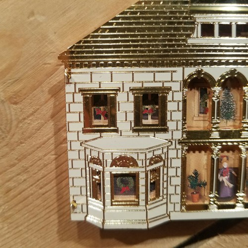 Ornamento a forma di casa tono bianco e oro con immagini - Swanky Barn - Foto 7 di 12