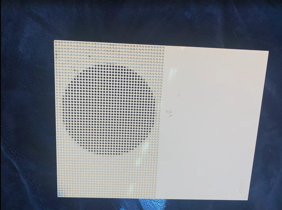 Xbox One S in good working condition. Clean, tested, and ready to play - Image 4 of 4