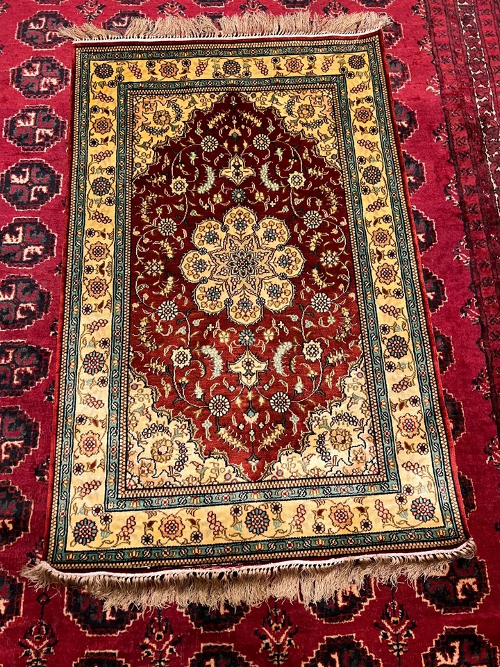 收藏家物品复古令人惊叹的天然丝绸花卉图案土耳其地毯 — 第 2/4 张图片