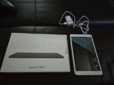 SAMSUNG GALAXY TAB 4  WHITE WITH FAST CHARGING WIRE. 