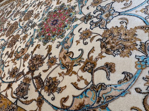 Exquisite 6x2 ft Hand-Tufted 100% Silk Carpet – Masterpiece from Kashmir - Picture 4 of 10