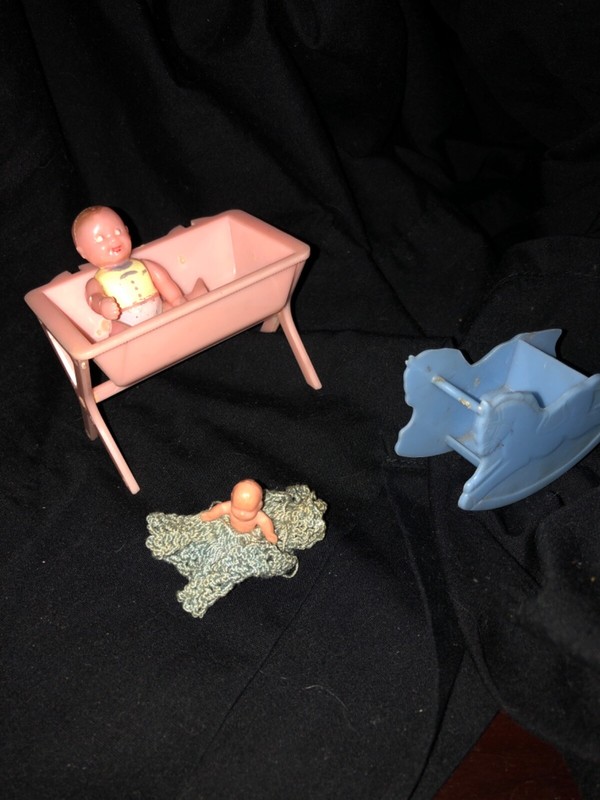 Vintage RENWAL & ACME DOLL HOUSE Babies plastic BATHINETTE and Horse ROCKER