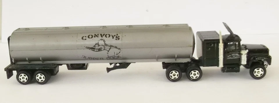 Ertl Trucks of the World - Mack tanker - Rubber Duck from Convoy movie - 1/64 - Image 2 of 4