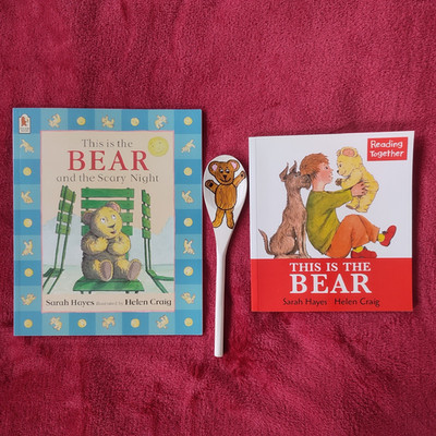 THIS IS THE BEAR & THE SCARY NIGHT 2 GESCHICHTENBÜCHER & HANDBEMALTER HOLZLÖFFEL SEHR GUTER ZUSTAND