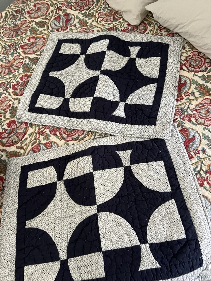 Pottery Barn 海军蓝圆圈拼布被子和 Shams King 三件套床上用品 — 第 3/4 张图片