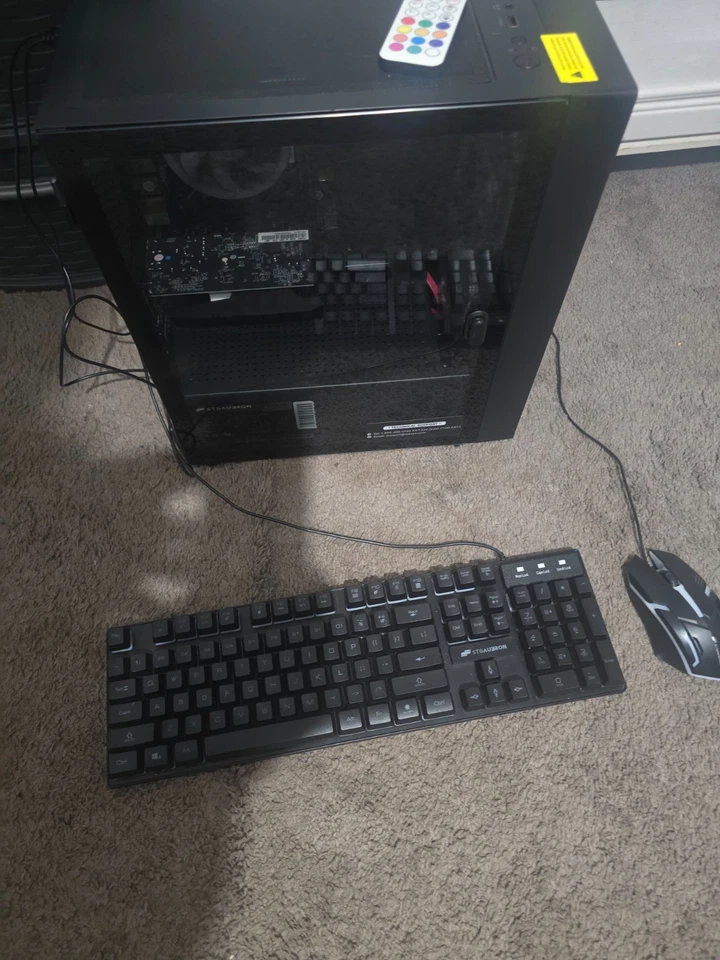 Ordenador gaming usado. Totalmente funcional, cables y teclado y ratón. Foto 3 de 3