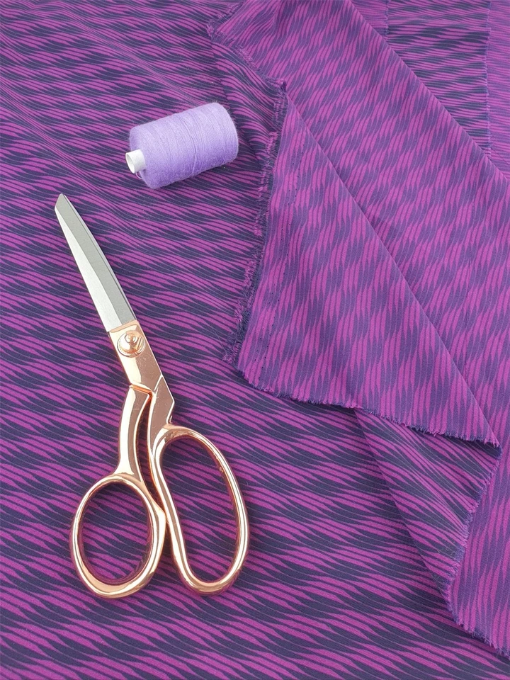 Tela de crepé John Kaldor Hermione fucsia y azul marino - por metro Foto 3 de 4