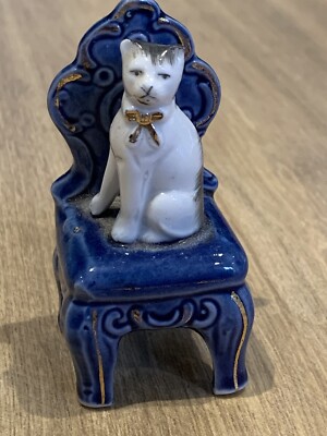 Katze sitzen auf einem Stuhl Vintage Keramikstil. Katzenfiguren. Cat. gato