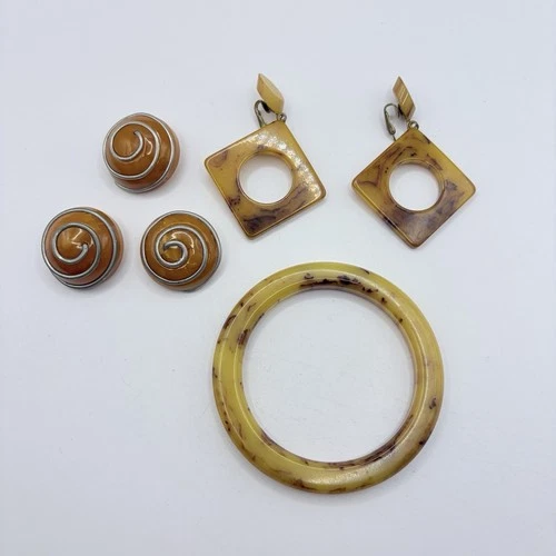 SMALL VINTAGE 1940’S BUTTERSCOTCH BAKELITE JEWELRY GROUP LOT