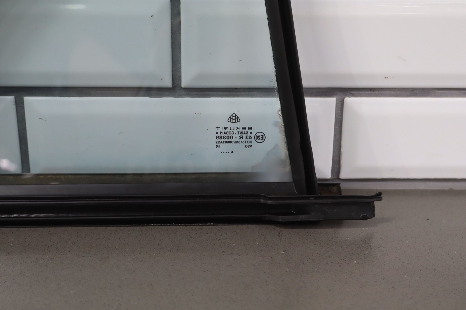 Maybach 57 2007 REAR+LEFT Quarter glass