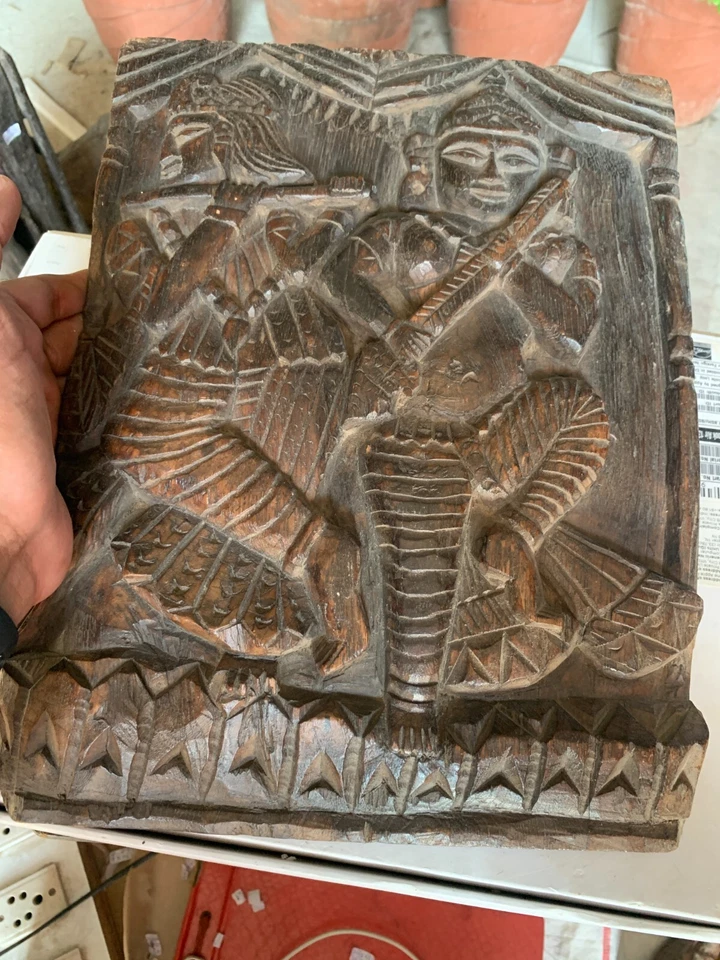 Marco colgante de pared antiguo de madera tallado a mano del siglo XVIII Señor Krishna decoración de panel" Foto 2 de 4