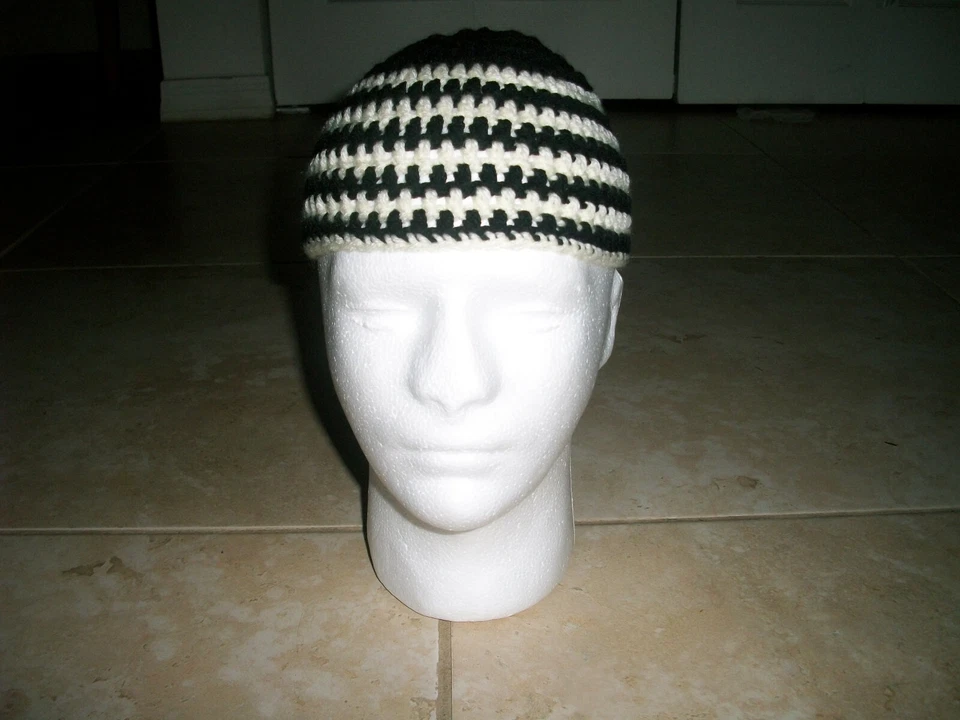 Hecho a mano Crochet RAYAS BLANCAS Y NEGRAS Gorra Calavera Kufi Gorro Sombrero Topi Harley  Foto 3 de 4