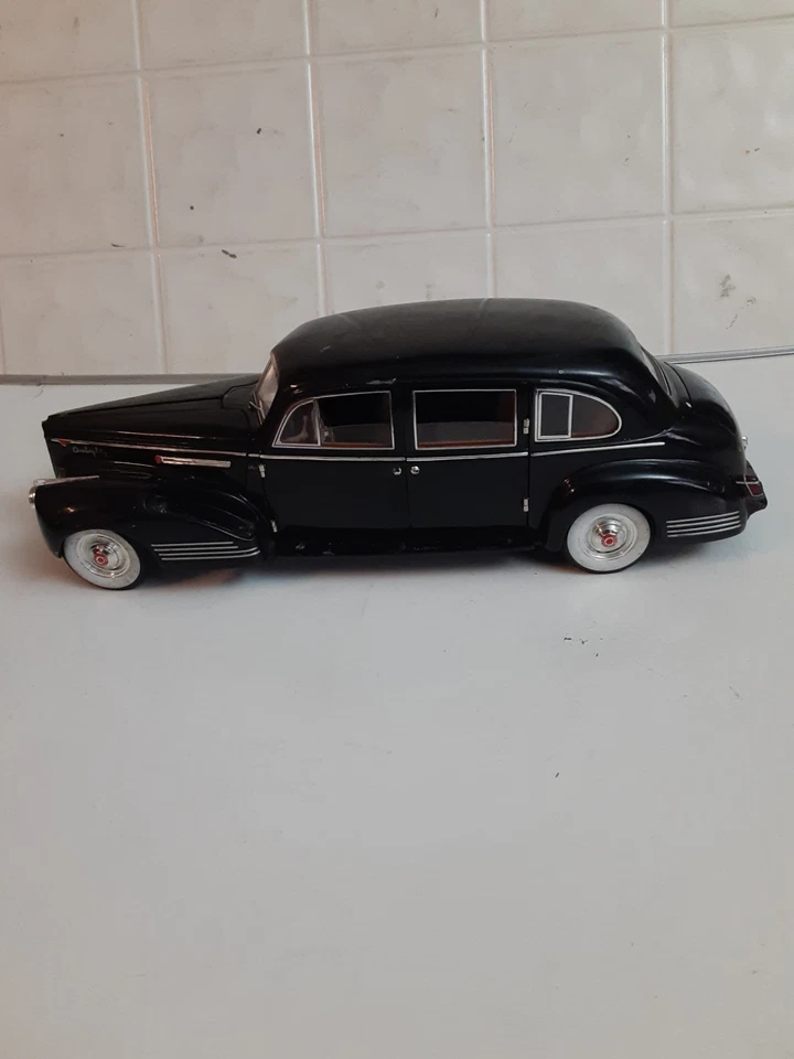 1941 Packard Lebaron Limousine 1:18 Scale Diecast Model Car By Signature - Image 2 of 4