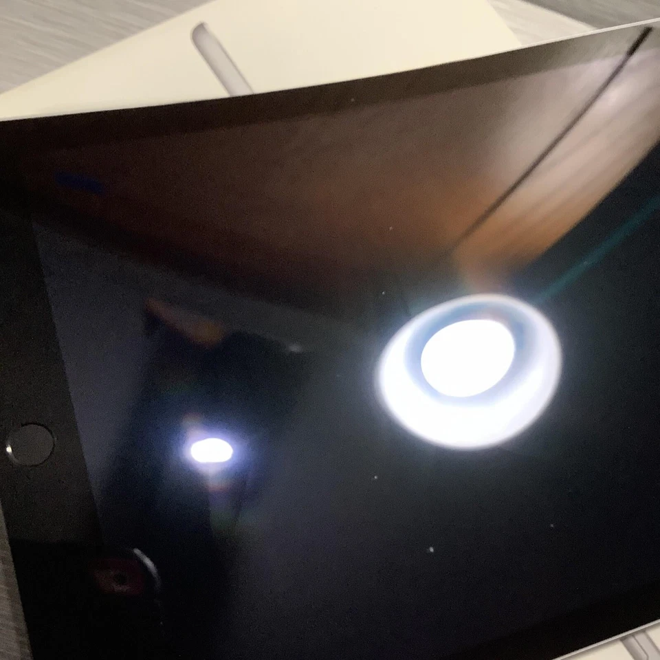 Apple iPad 5ta Generación A1822 9.7" 32GB Wi-Fi - GRIS ESPACIAL (LEER) Foto 4 de 4