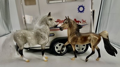 RETIRED Breyer Horse Carriage Trailer 2-Horse w/ Ramp Door 2002 White & 2 horses