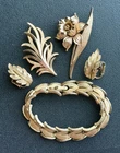 5 Pc VINTAGE GOLD TONE DESIGNER JEWELRY LOT CROWN TRIFARI FLOWER &LEAVES