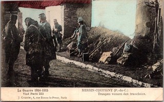 88898 cpa 62 Guerre 1914 Hersin Coupigny Troupes venant des tranchées