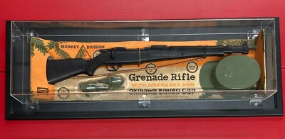 1964 Remco Monkey Division GRENADE RIFLE OKINAWA SQUAD CAP in BOX Custom Display