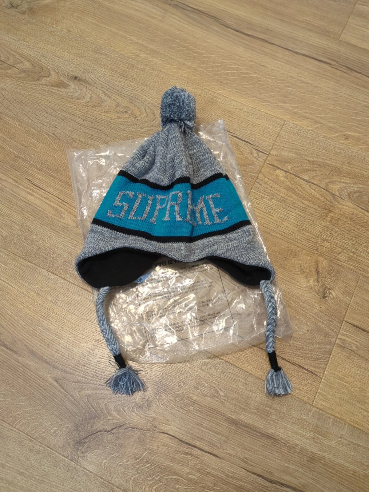 NEUF Supreme Ear Lap Beanie avec pom pom pom bruyère gris