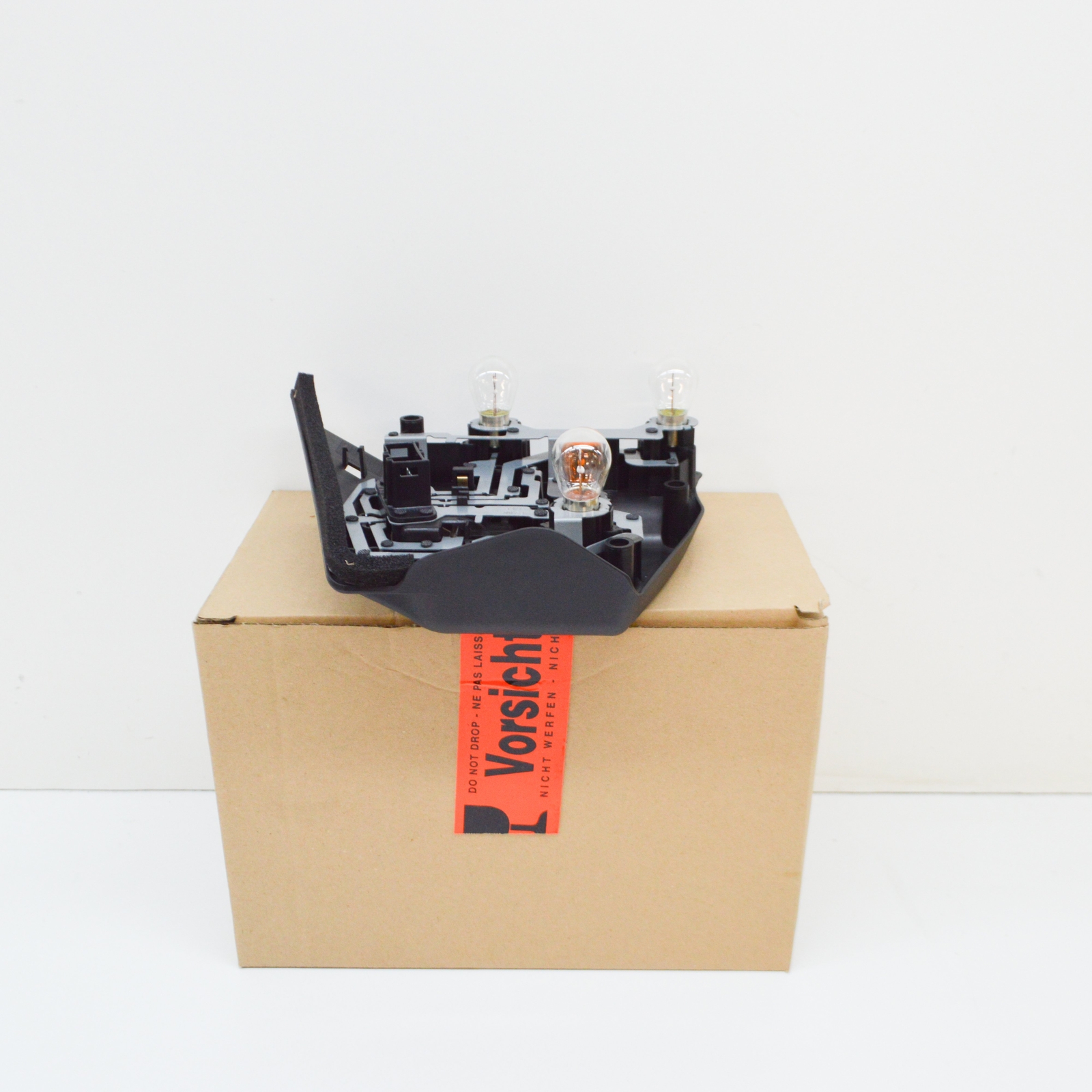 コメント者 NEW BMW 3 E46 REAR LEFT TAILLIGHT BULB HOLDER 63217165867