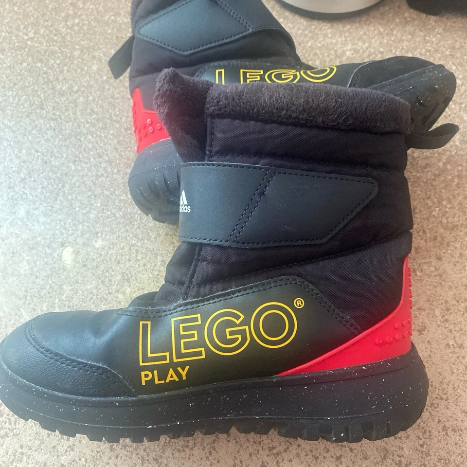 Botas Adidas Lego para niños de excelente uso. US S2. Sin olor. Pequeña cáscara interior.  Foto 4 de 4
