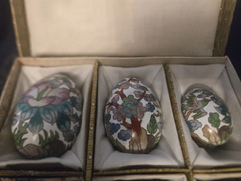 Set of 3 Chinese Cloisonne Ware Decorative Eggs with Stands - Image 3 of 4