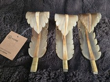 Ganchos de pared Three Earthbound Trading Co (EB Home) con pluma de cuerno