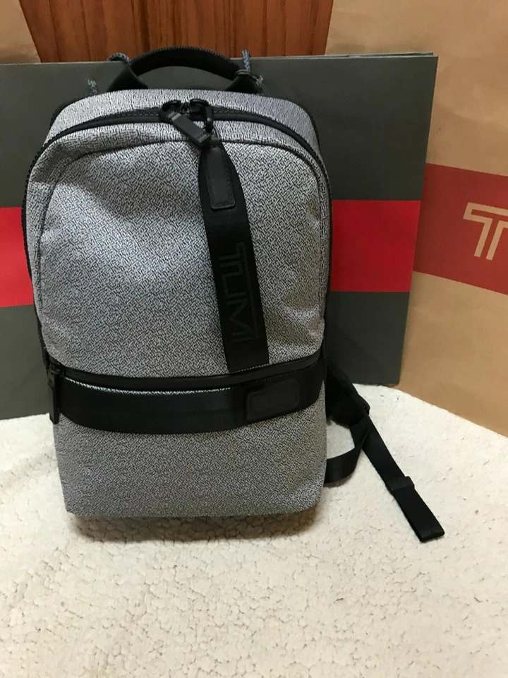 NUEVA MOCHILA TUMI TAHOW NOTAWAY GRIS CLARO CON RIBETE DE CUERO NEGRO Foto 2 de 4