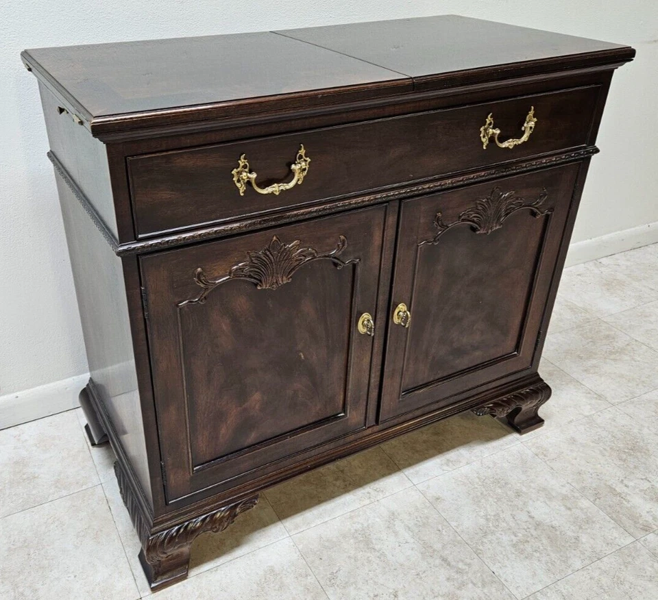 Aparador de servidor Henredon Rittenhouse Square Chippendale gabinete de barra de caoba Foto 2 de 4