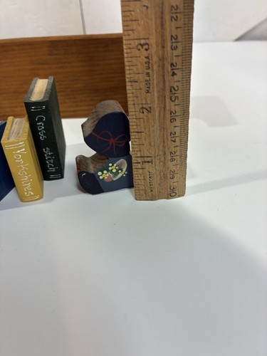 Banco escolar miniatura de madera vintage libros niño y niña - Imagen 15 de 15