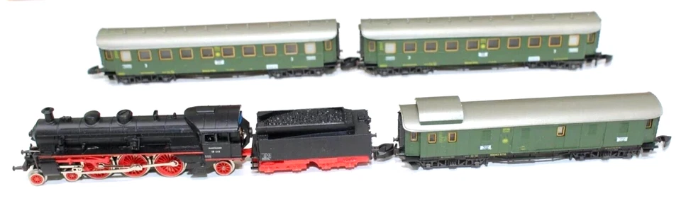 Z Marklin 8100 BR 18 Locomotive & 3-Car Passenger Set (tested) #2 - Image 3 of 4