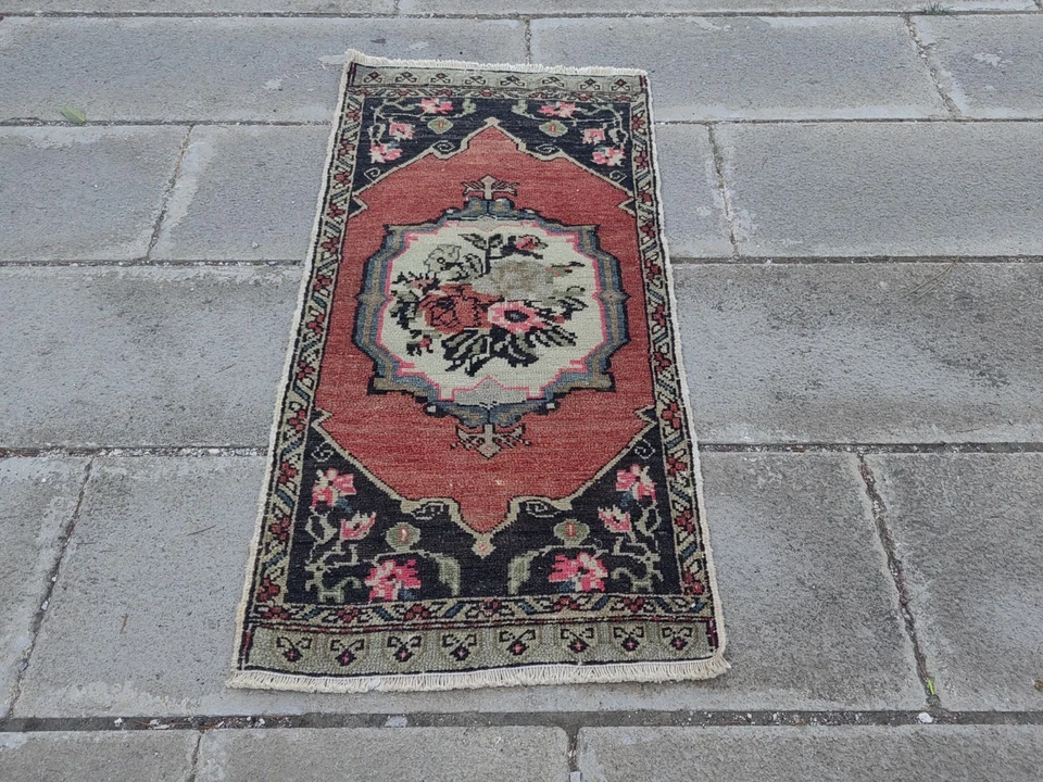 Vintage Turkish Small Rug 1.7x3.4 ft | Floral Medallion Mat - Image 4 of 4