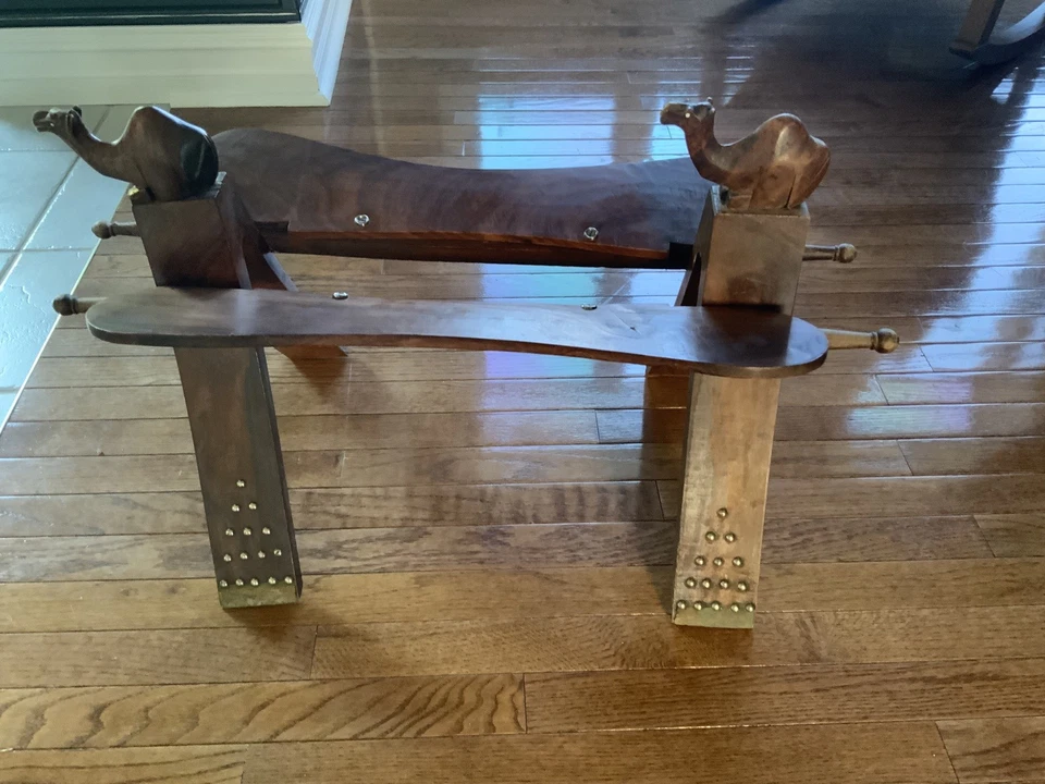 Верблюжье седло с двусторонней подушкой и декоративными деревянными верблюдами на каждом конце - Изображение 3 из 4