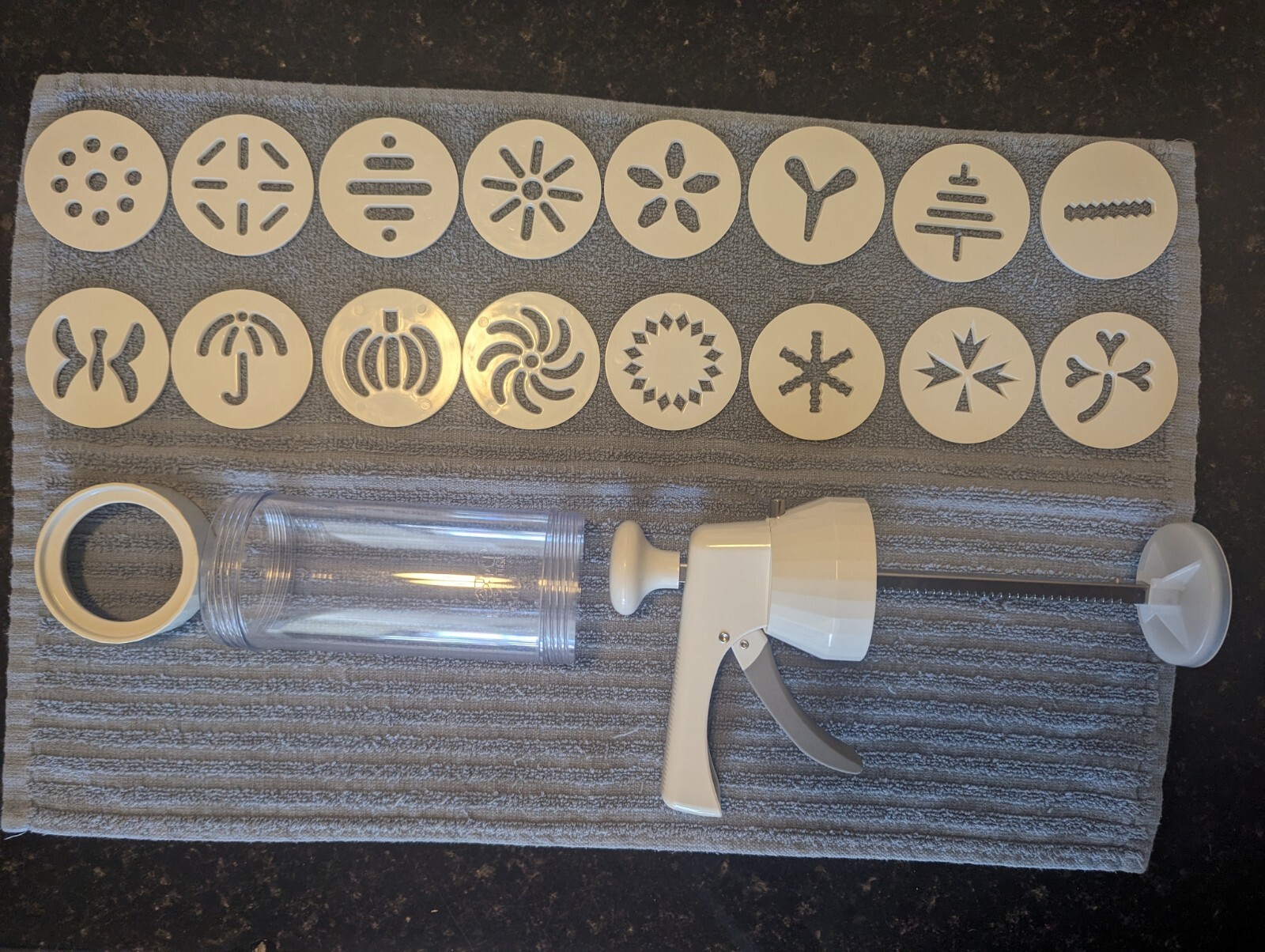 The Pampered Chef 1525 Cookie Press with 16 Discs White eBay